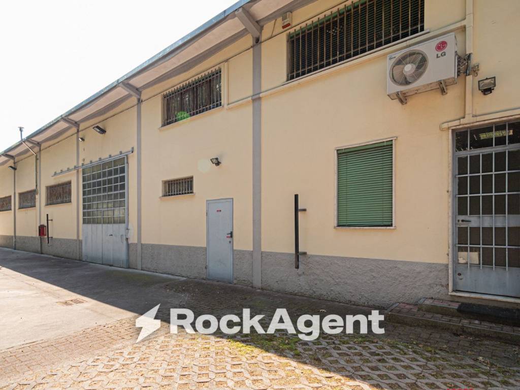 locale commerciale in vendita a Cernusco sul Naviglio in zona Ronco