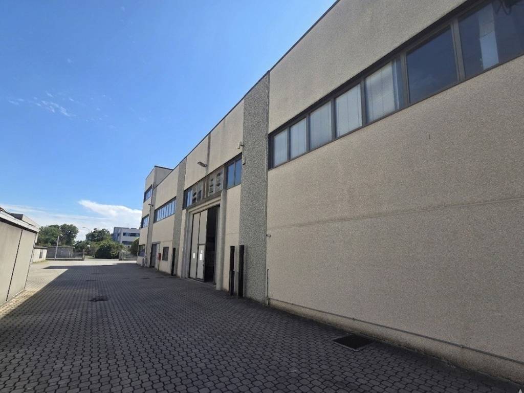 locale commerciale in vendita a Cernusco sul Naviglio in zona Ronco