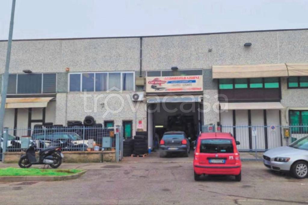 locale commerciale in vendita a Cerro al Lambro