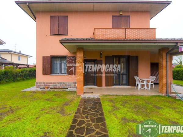 casa indipendente in vendita a Cerro al Lambro