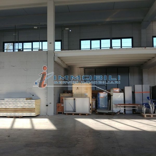locale di sgombero in vendita a Cerro al Lambro