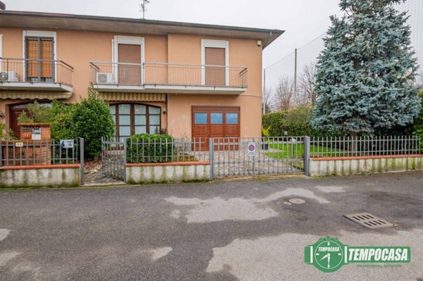 casa indipendente in vendita a Cerro al Lambro