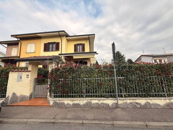 casa indipendente in vendita a Cerro al Lambro