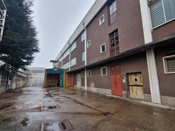 locale commerciale in vendita a Cerro Maggiore