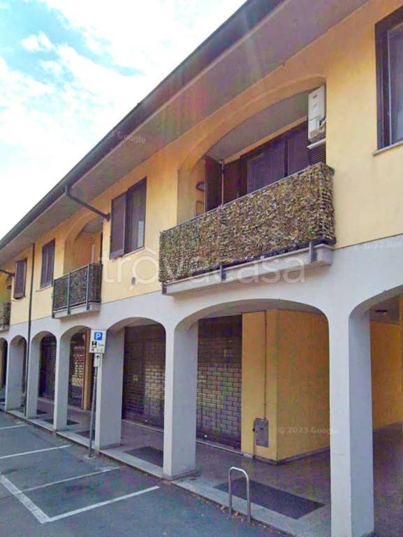 negozio in vendita a Cerro Maggiore in zona Cantalupo