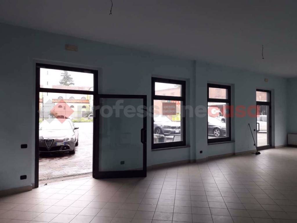 negozio in vendita a Cerro Maggiore in zona Cantalupo