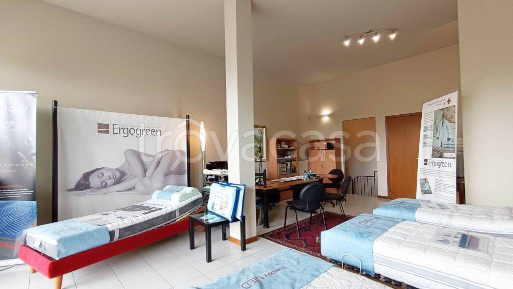 negozio in vendita a Cerro Maggiore in zona Cantalupo