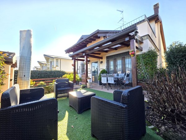 casa indipendente in vendita a Cerro Maggiore