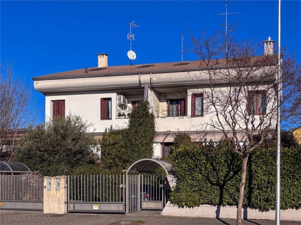 casa indipendente in vendita a Cerro Maggiore