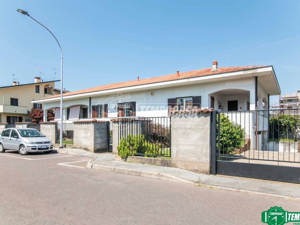 casa indipendente in vendita a Cerro Maggiore