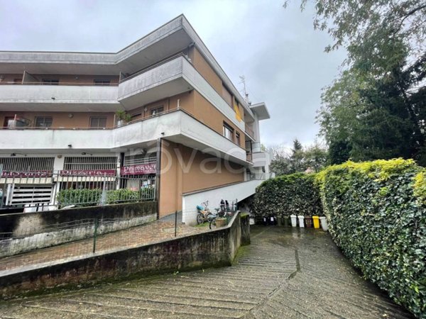negozio in vendita a Cesano Boscone