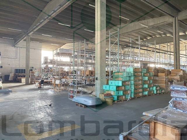 locale commerciale in vendita a Cesano Boscone