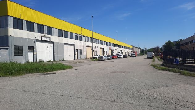 locale commerciale in vendita a Cesano Boscone