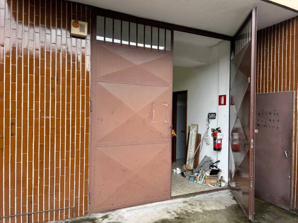 locale commerciale in vendita a Cesano Boscone