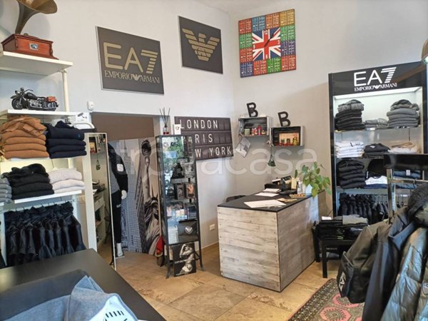 negozio in vendita a Cesano Boscone