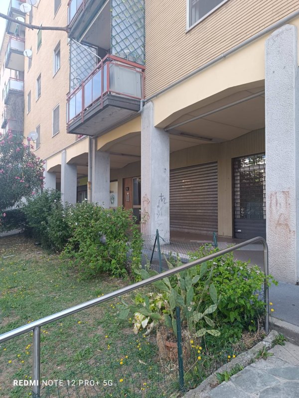 locale commerciale in vendita a Cesano Boscone