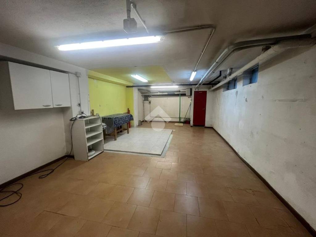 negozio in vendita a Cesano Boscone