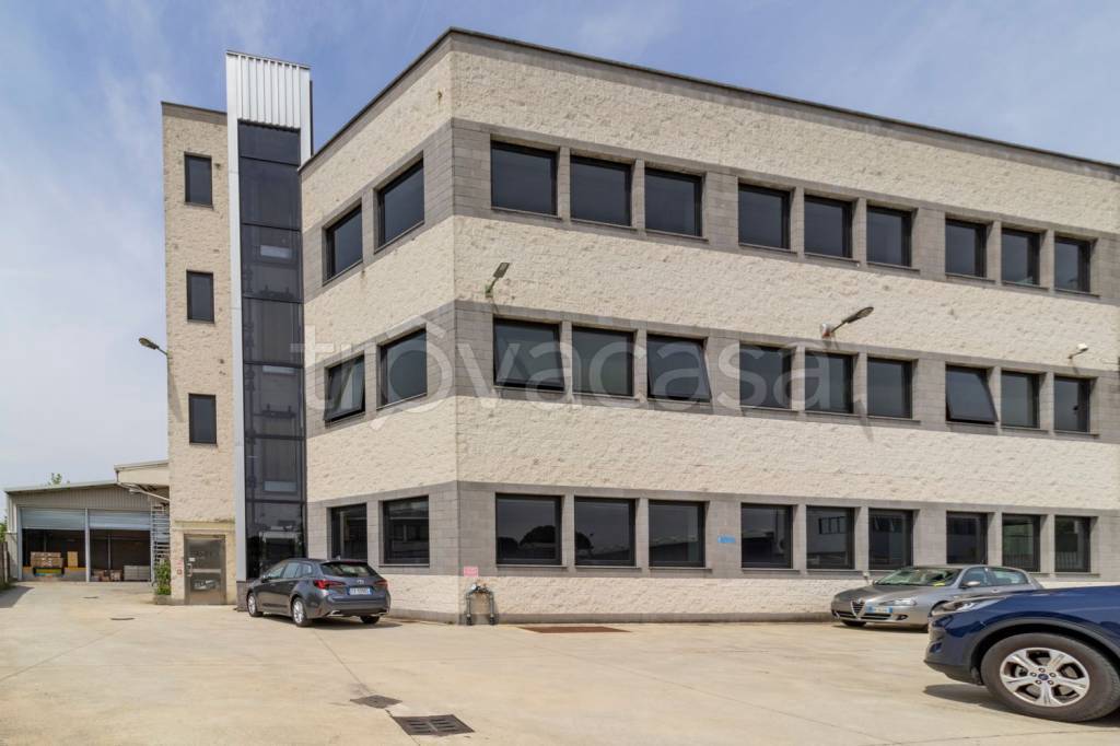 capannone in vendita a Cesano Boscone