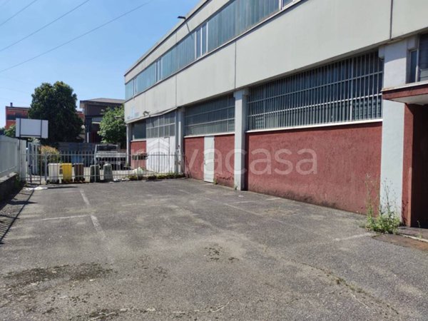 locale commerciale in vendita a Cesano Boscone