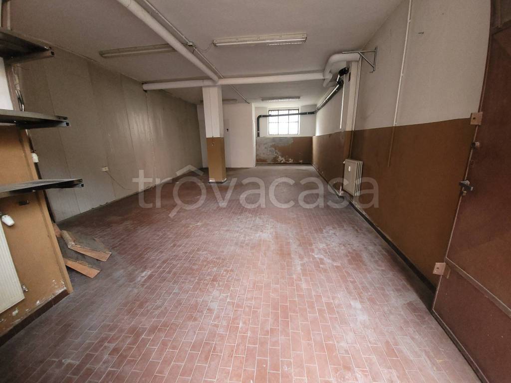 locale commerciale in vendita a Cesano Boscone
