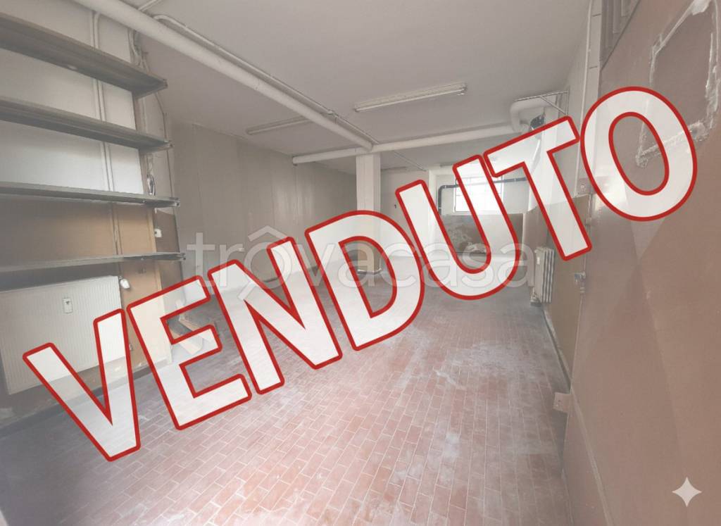 locale commerciale in vendita a Cesano Boscone