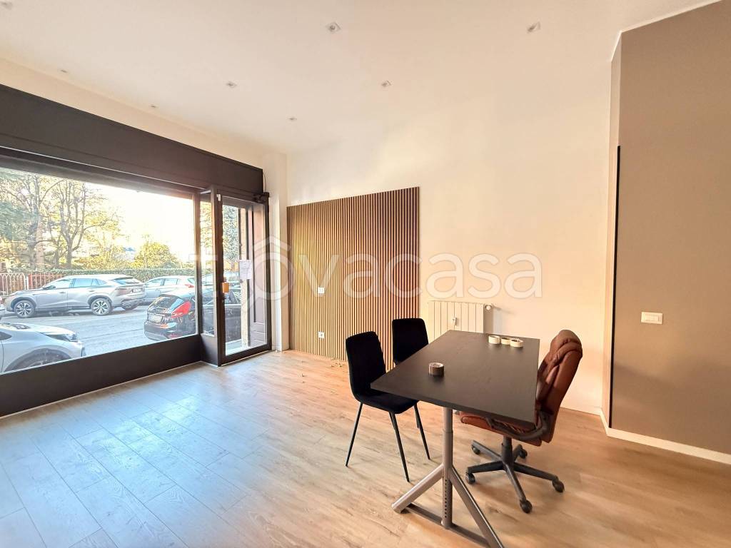 negozio in vendita a Cesano Boscone