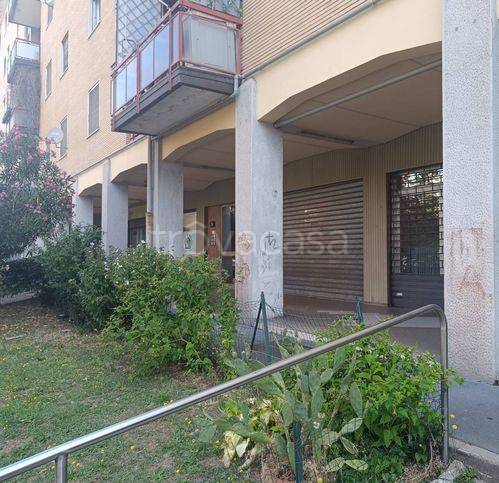 negozio in vendita a Cesano Boscone