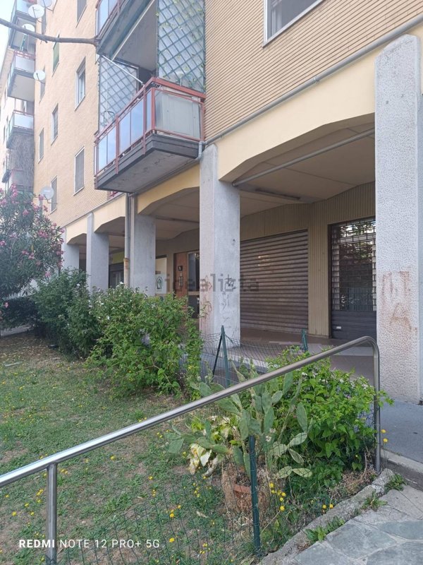 negozio in vendita a Cesano Boscone