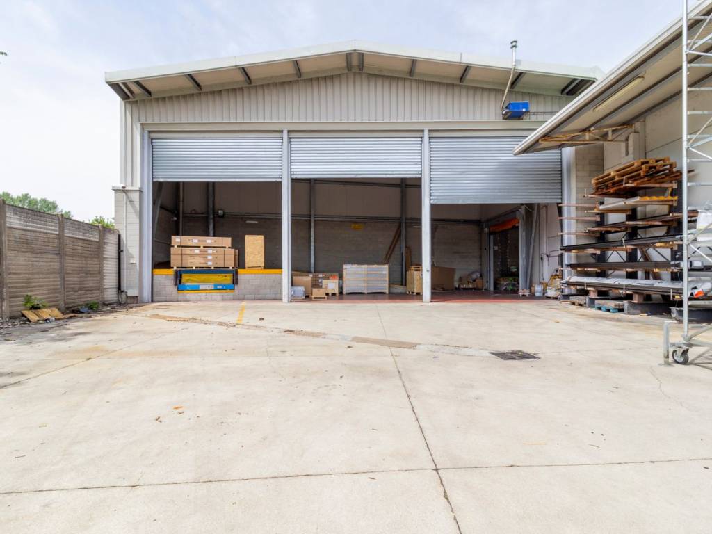 capannone in vendita a Cesano Boscone