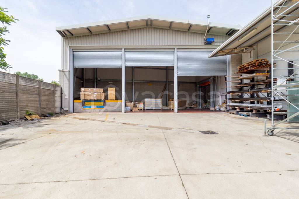 capannone in vendita a Cesano Boscone