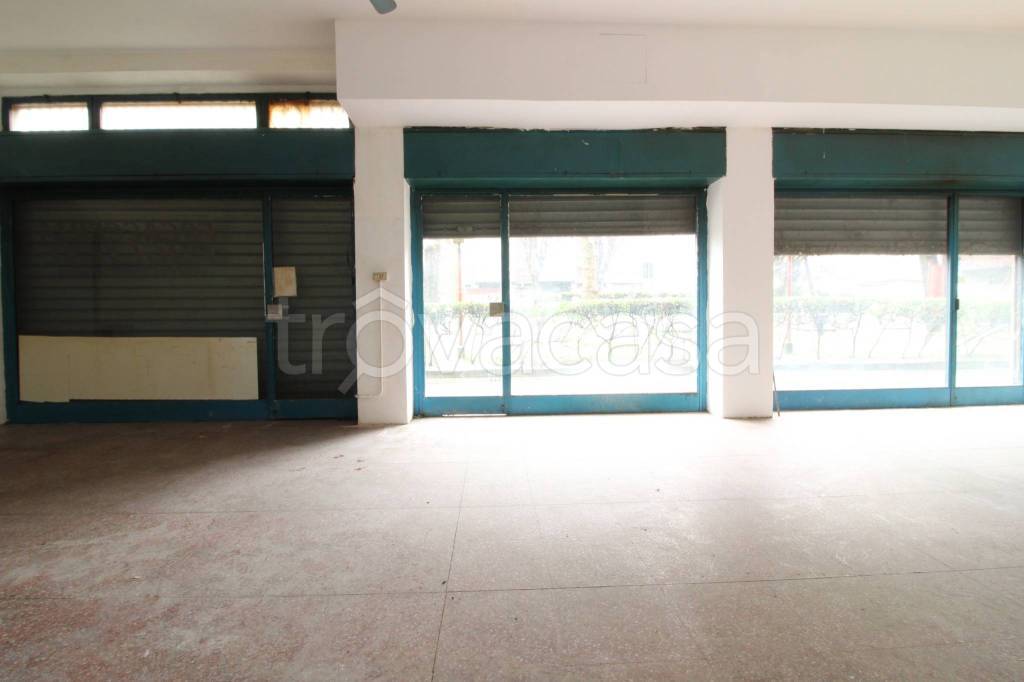 negozio in vendita a Cesano Boscone