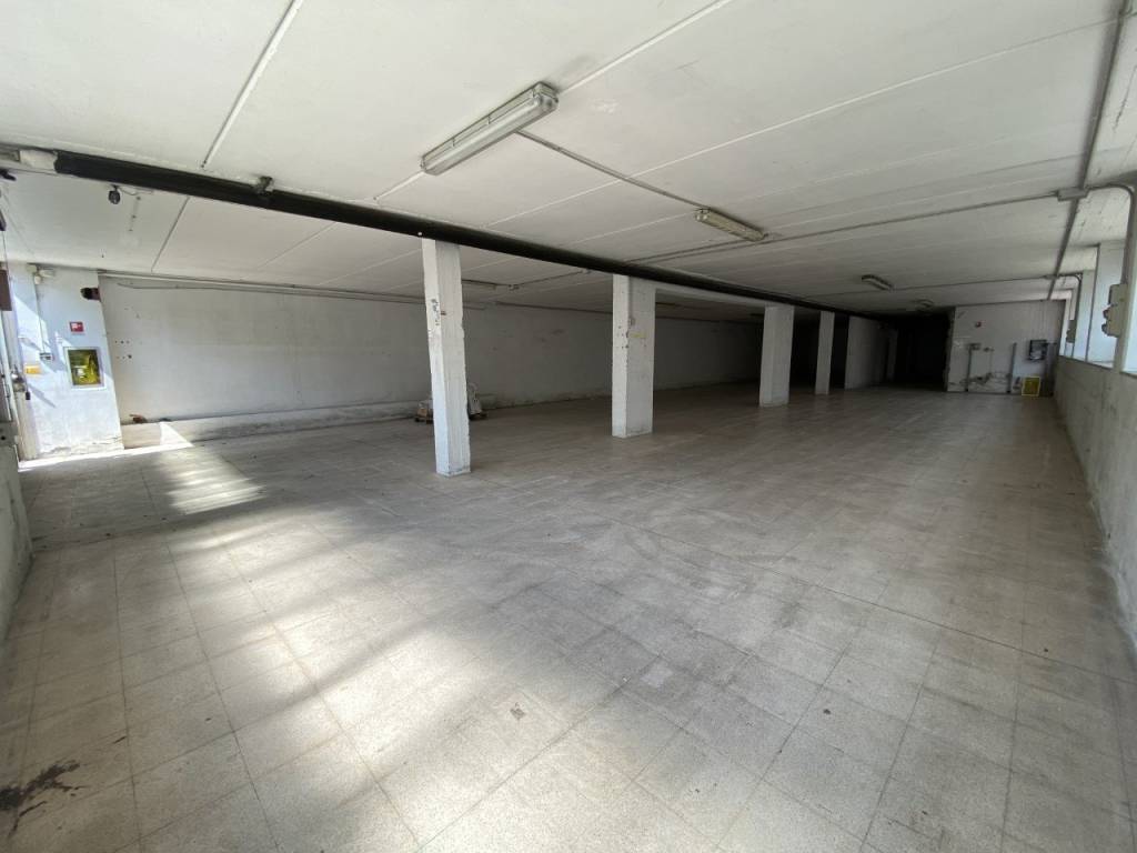 locale commerciale in vendita a Cesano Boscone
