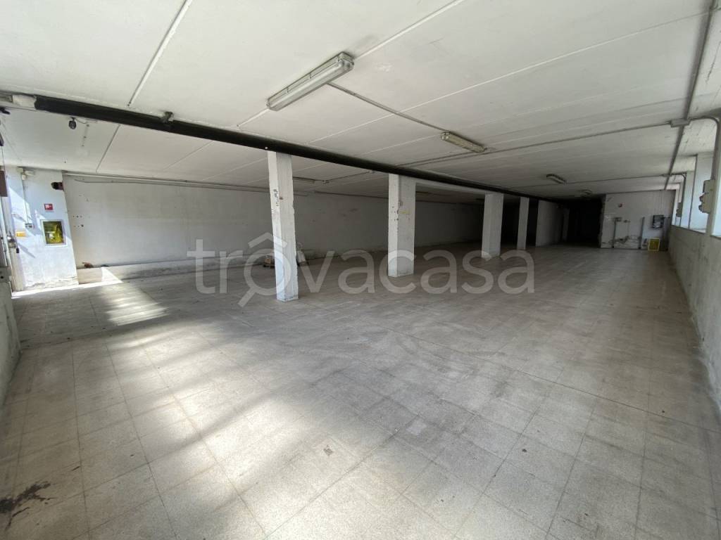 locale commerciale in vendita a Cesano Boscone