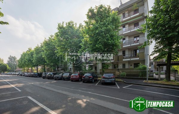 appartamento in vendita a Cesano Boscone in zona Villaggio Giardino