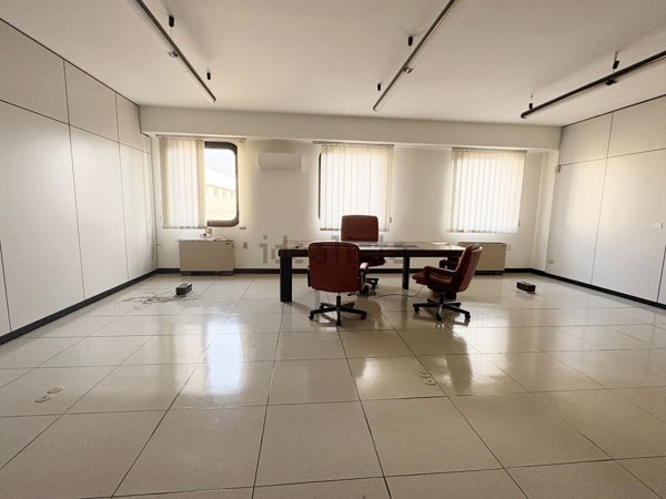ufficio in vendita a Cesano Boscone
