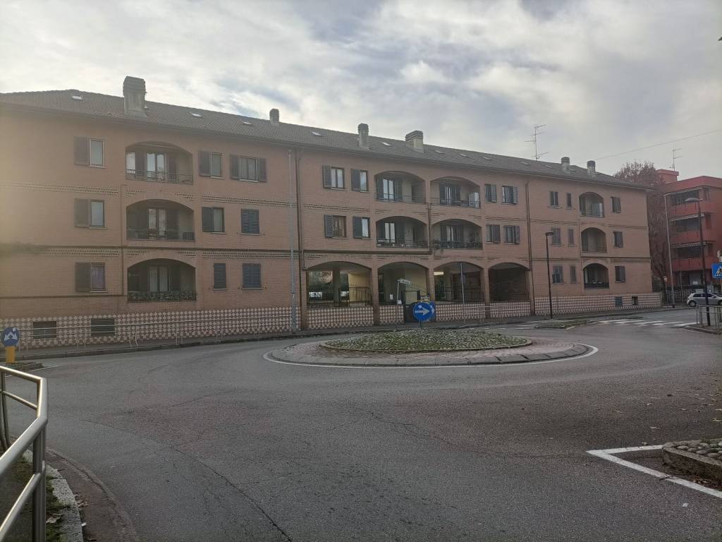 box auto in vendita a Cesano Boscone in zona Villaggio Giardino