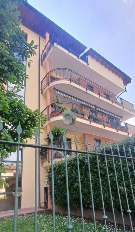appartamento in vendita a Cesano Boscone in zona Villaggio Giardino