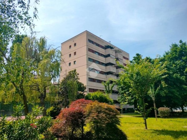 appartamento in vendita a Cesano Boscone in zona Villaggio Giardino