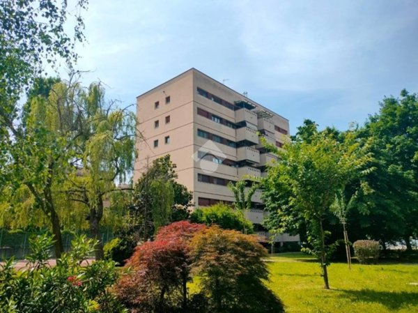 appartamento in vendita a Cesano Boscone in zona Villaggio Giardino
