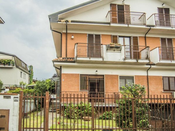 casa indipendente in vendita a Cesano Boscone in zona Villaggio Giardino