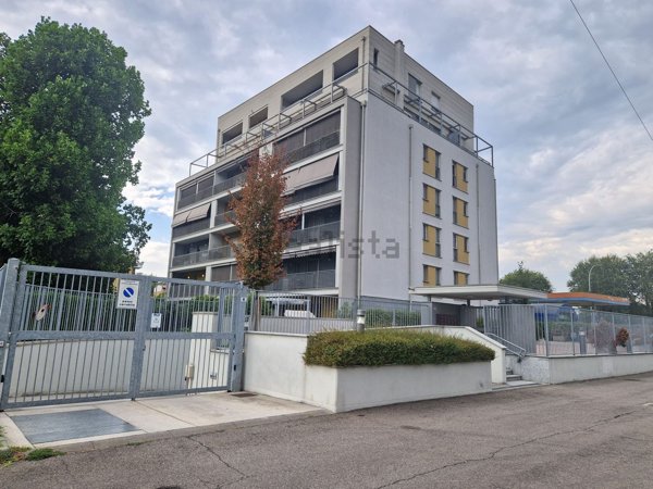appartamento in vendita a Cesano Boscone in zona Villaggio Giardino