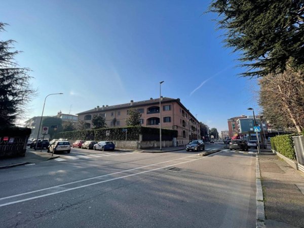 box auto in vendita a Cesano Boscone in zona Villaggio Giardino