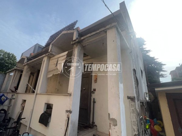 casa indipendente in vendita a Cesano Boscone in zona Villaggio Giardino