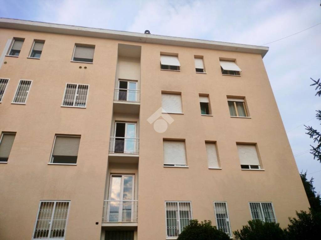 appartamento in vendita a Cesano Boscone in zona Villaggio Giardino