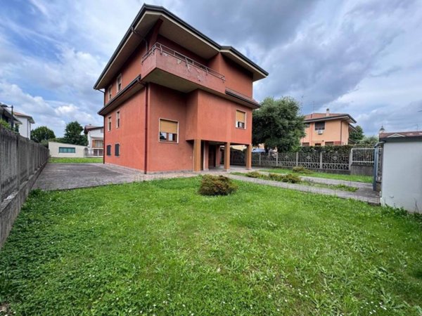 casa indipendente in vendita a Cesate