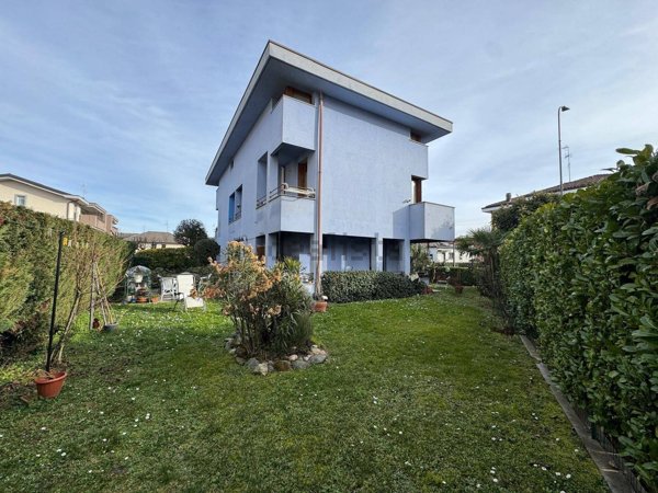 casa indipendente in vendita a Cesate