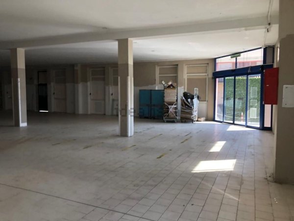 locale di sgombero in vendita a Cesate