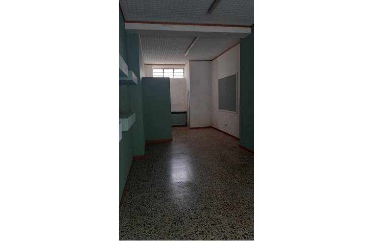 locale commerciale in vendita a Cesate
