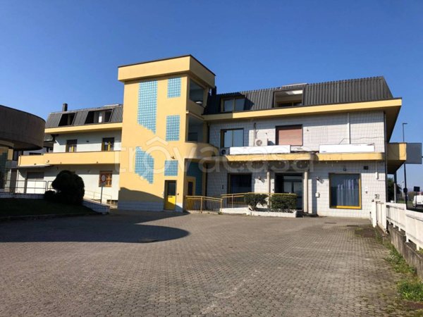 locale commerciale in vendita a Cesate