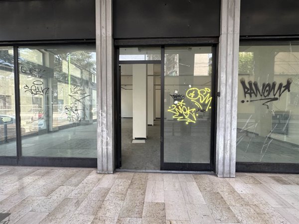 locale commerciale in vendita a Cinisello Balsamo